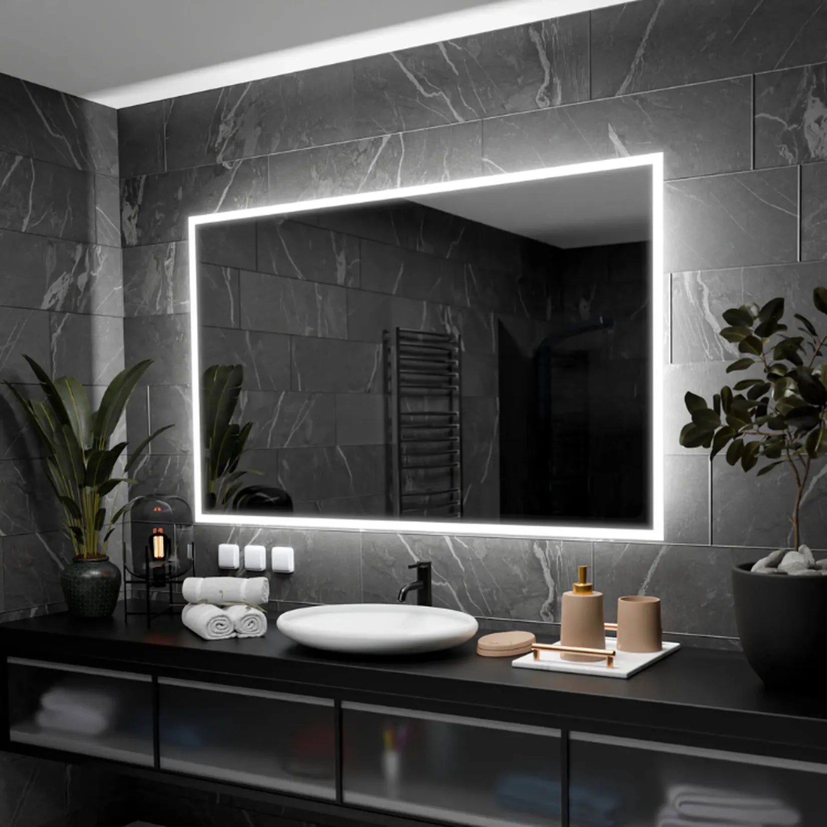 Miroir lumineux sur mesure éclairé de face dans une salle de bain en marbre gris.