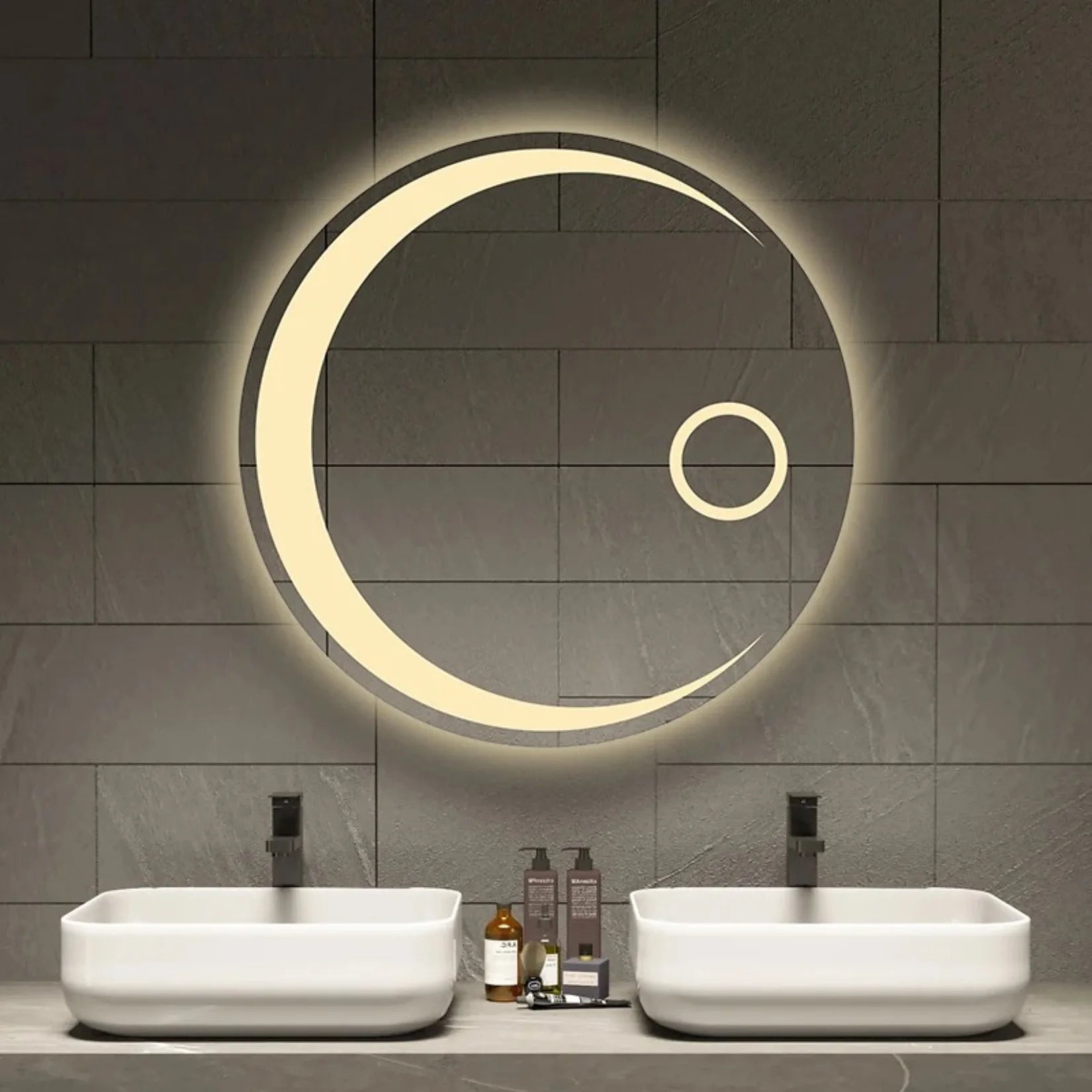 Miroir lune LED au-dessus de double vasque moderne.