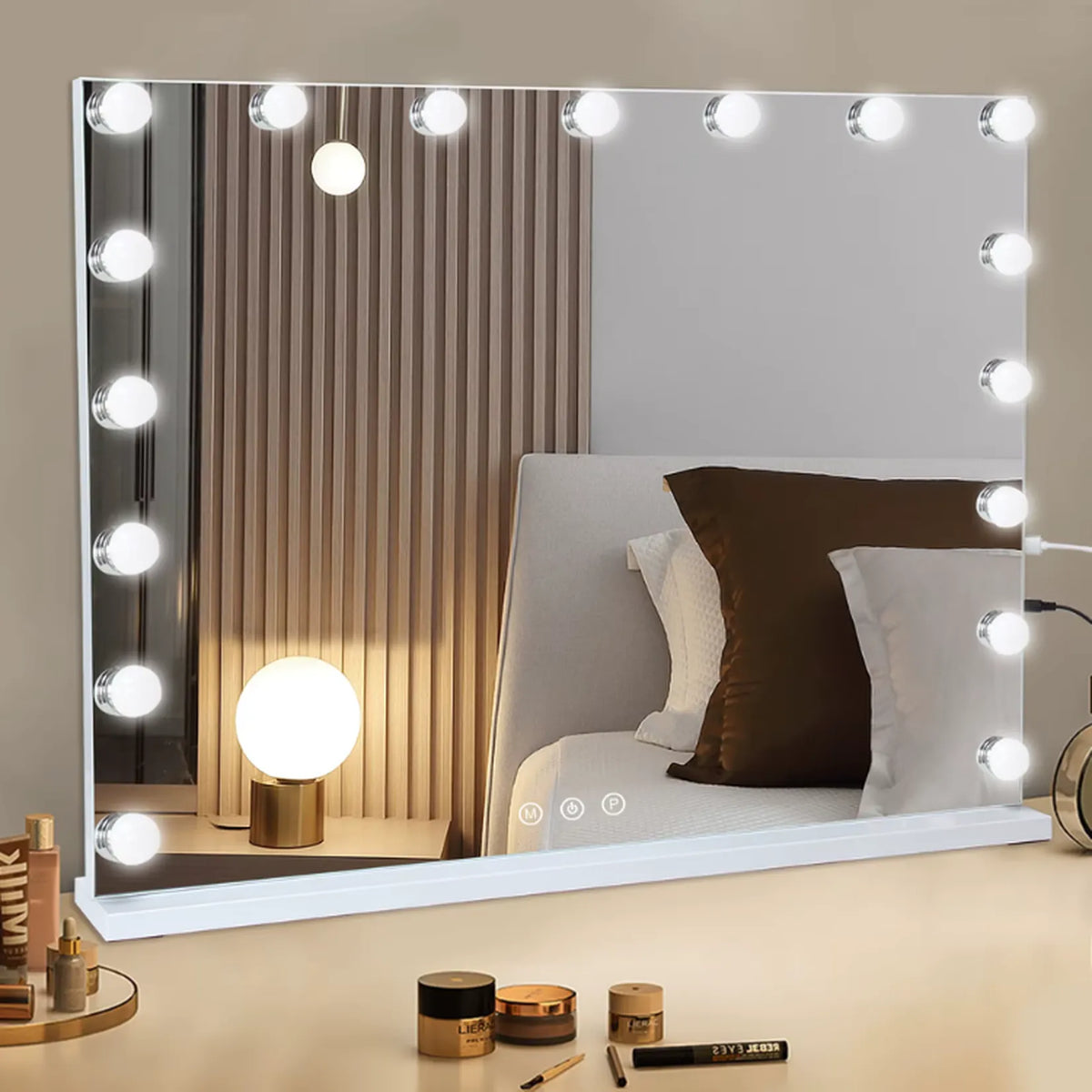 Grand miroir Hollywood blanc à poser, 17 ampoules LED en lumière froide sur une table de maquillage.