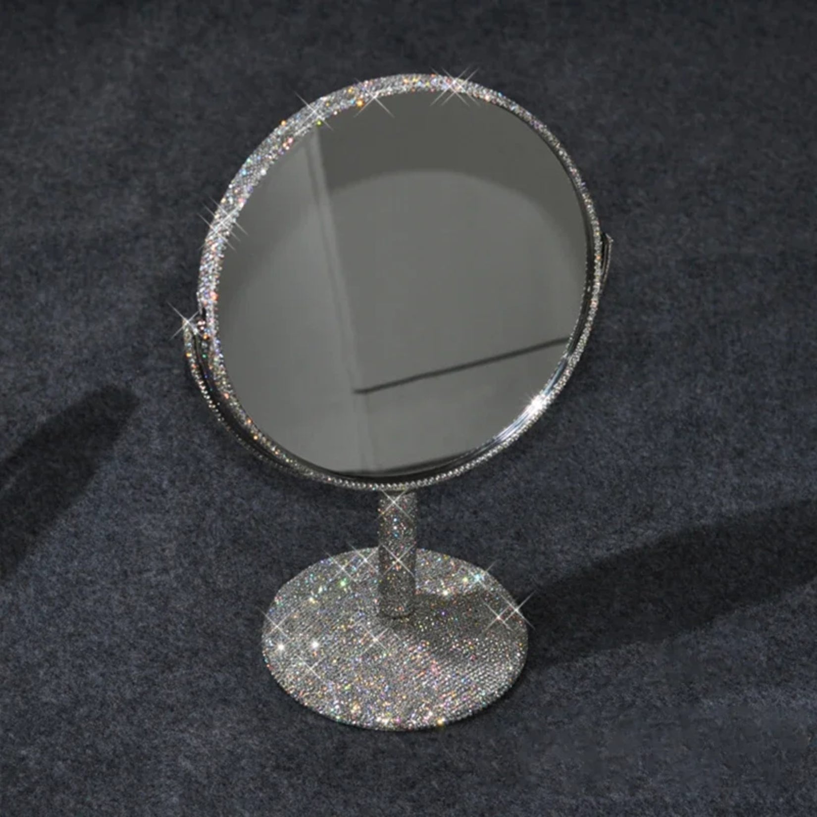 Miroir de maquillage en strass argent brillant, idéal pour une touche de luxe à votre coiffeuse.