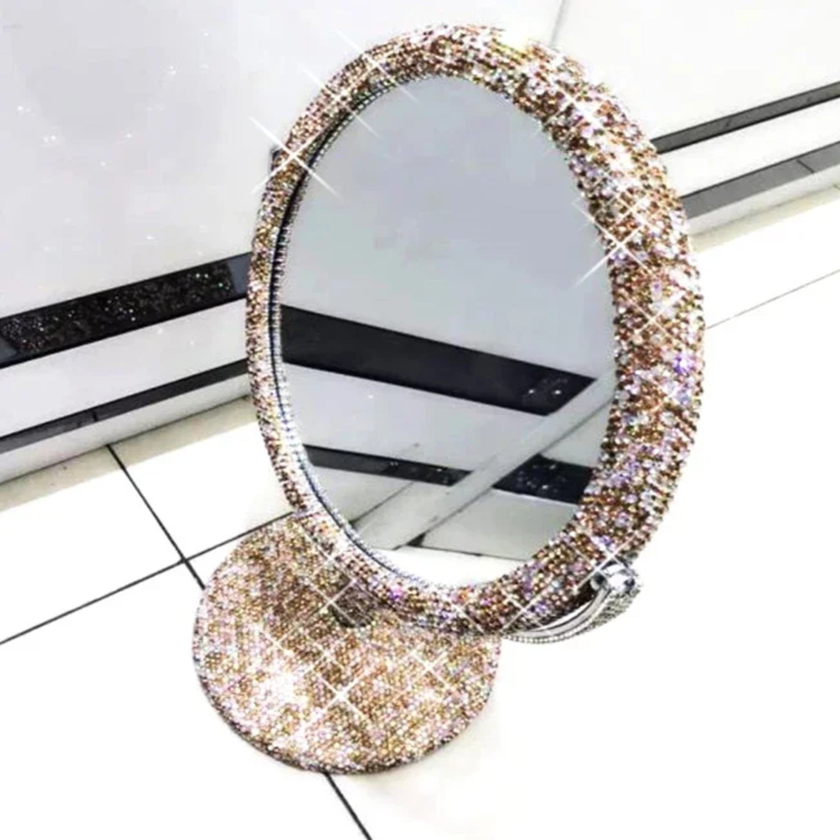 Miroir de maquillage en strass dorés scintillants pour un style glamour et raffiné.