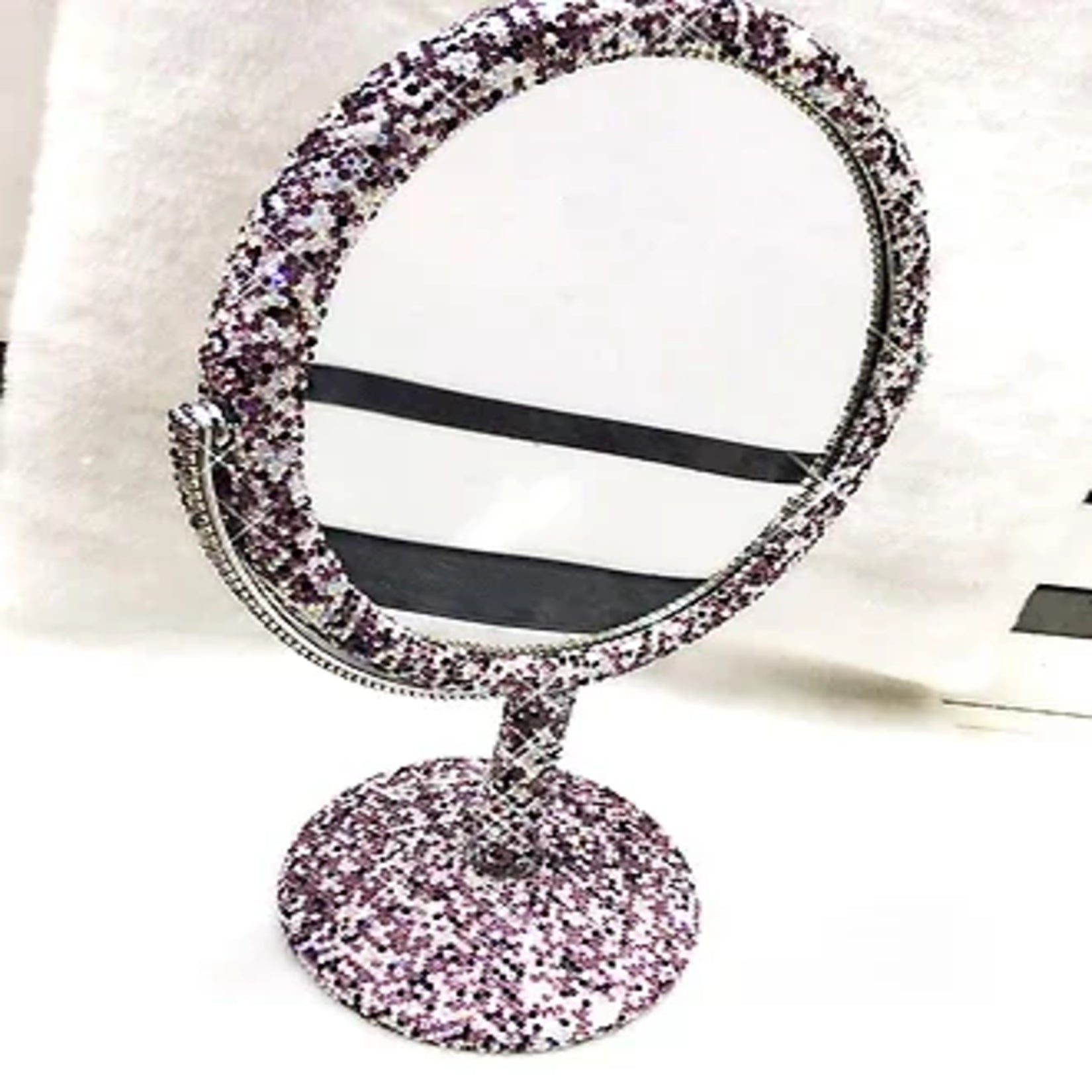 Miroir de maquillage décoré de strass roses et violets pour une ambiance chic et colorée.