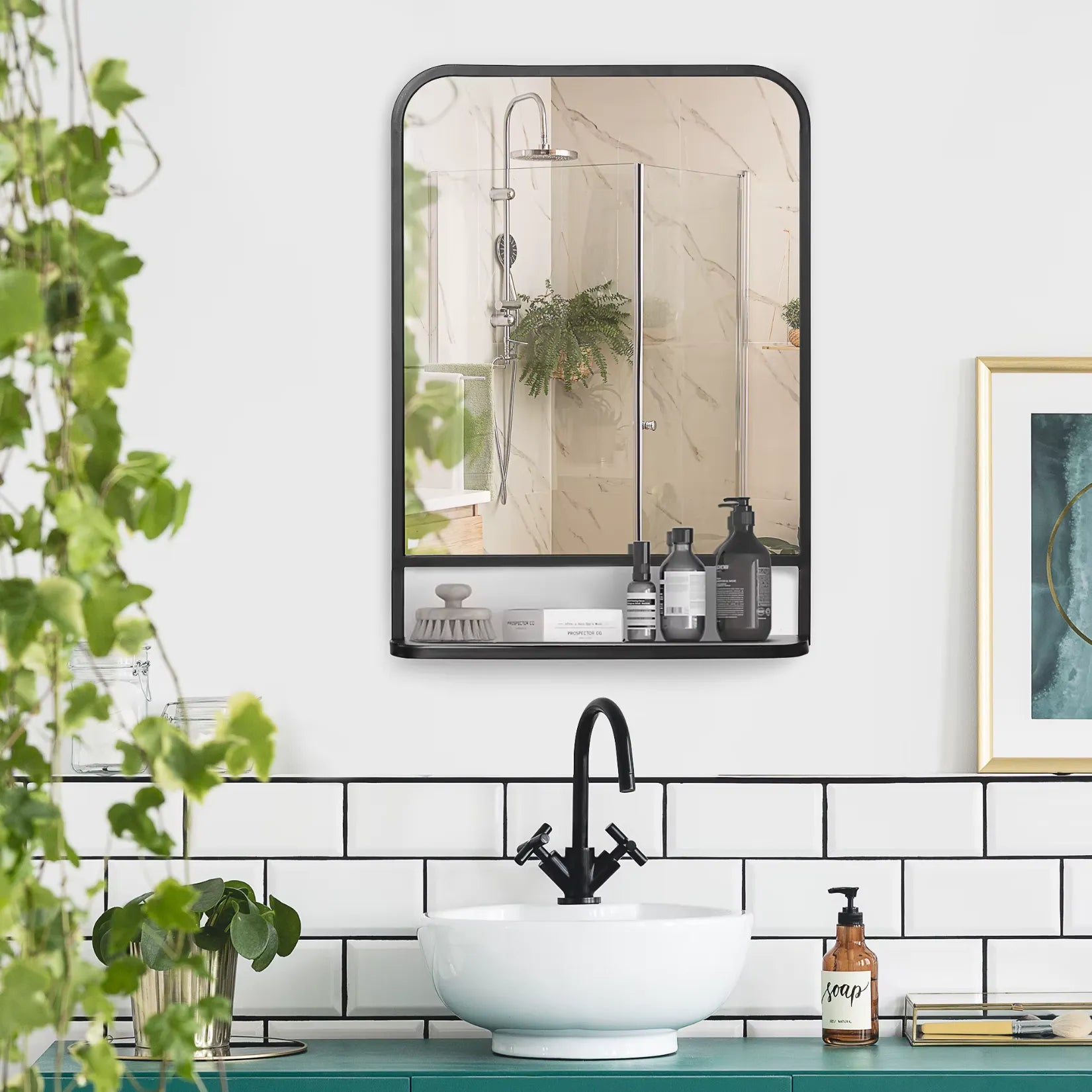 Miroir métal industriel avec étagère au-dessus d’un lavabo dans une salle de bain.