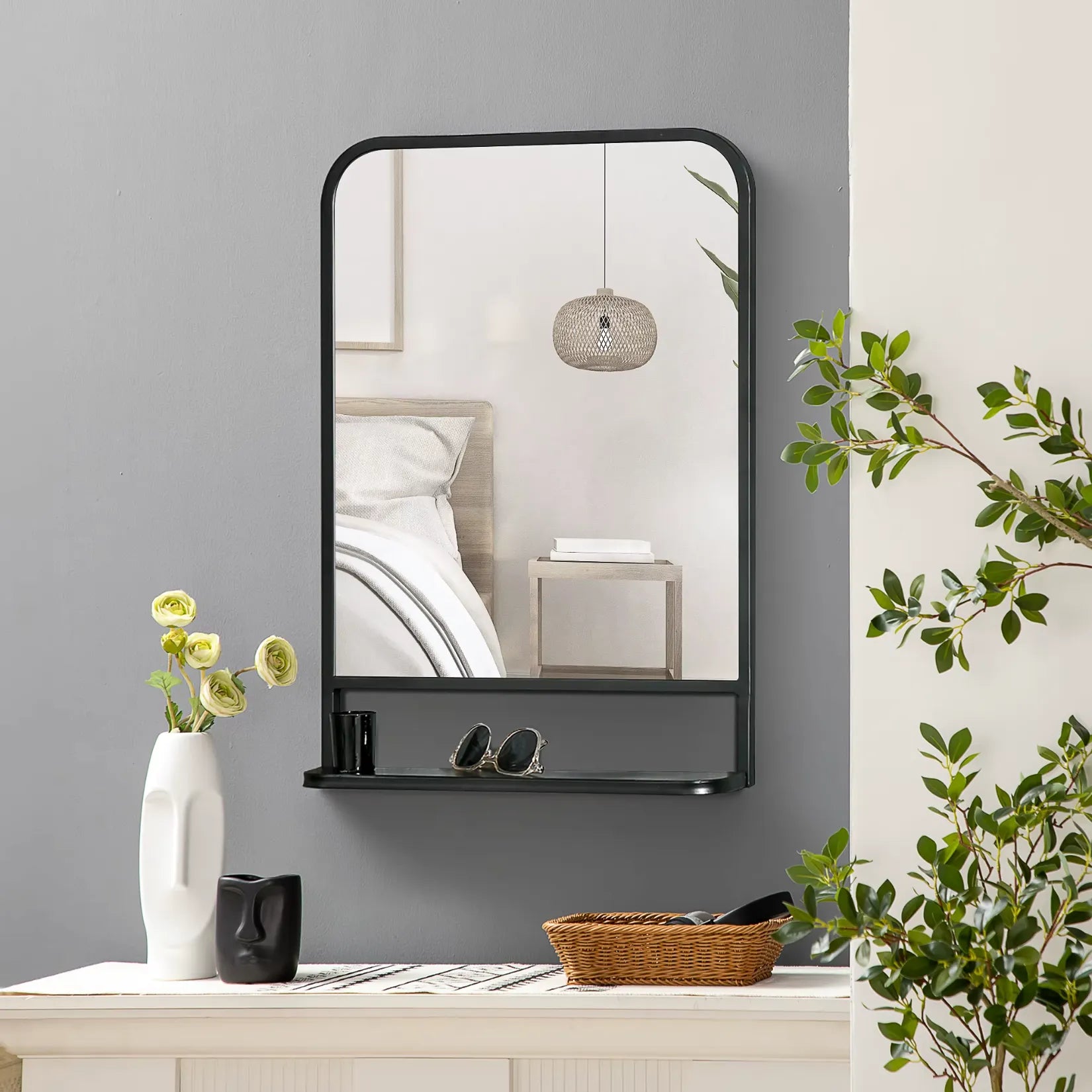 Miroir métal industriel avec étagère fixé dans une chambre moderne.