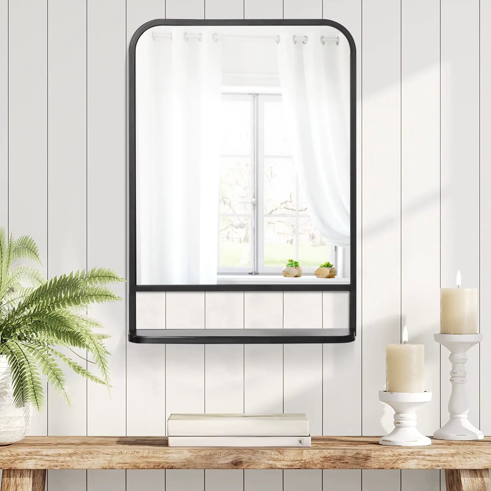 Miroir métal industriel avec étagère fixé dans une chambre moderne.