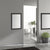 Miroir minimaliste noir accroché sur un mur vert dans une pièce au style classique revisité.