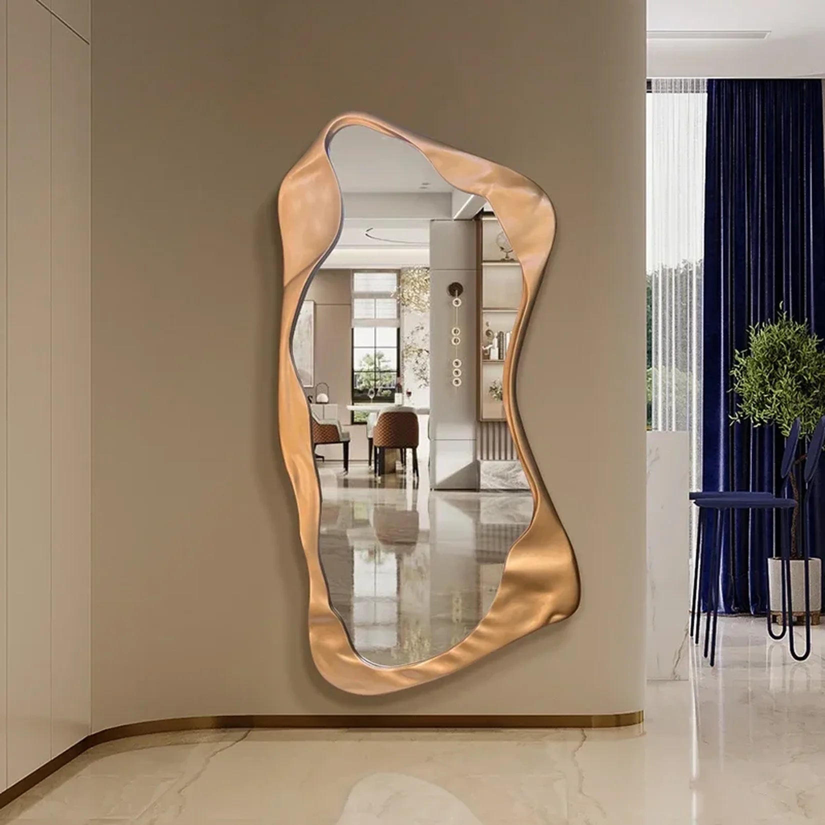 Miroir moderne Aura doré dans un intérieur luxueux contemporain.
