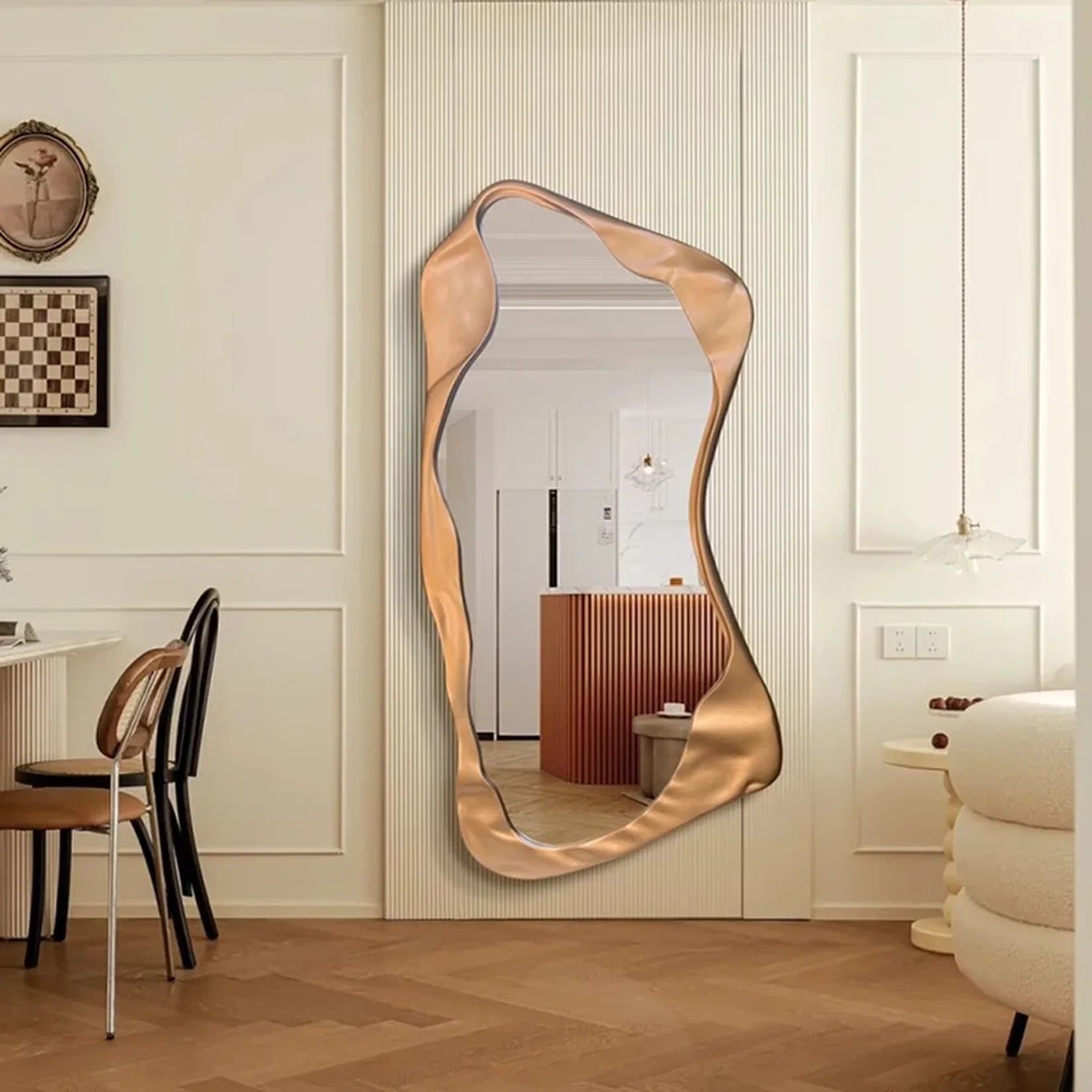 Miroir moderne Aura doré dans un décor classique chic.