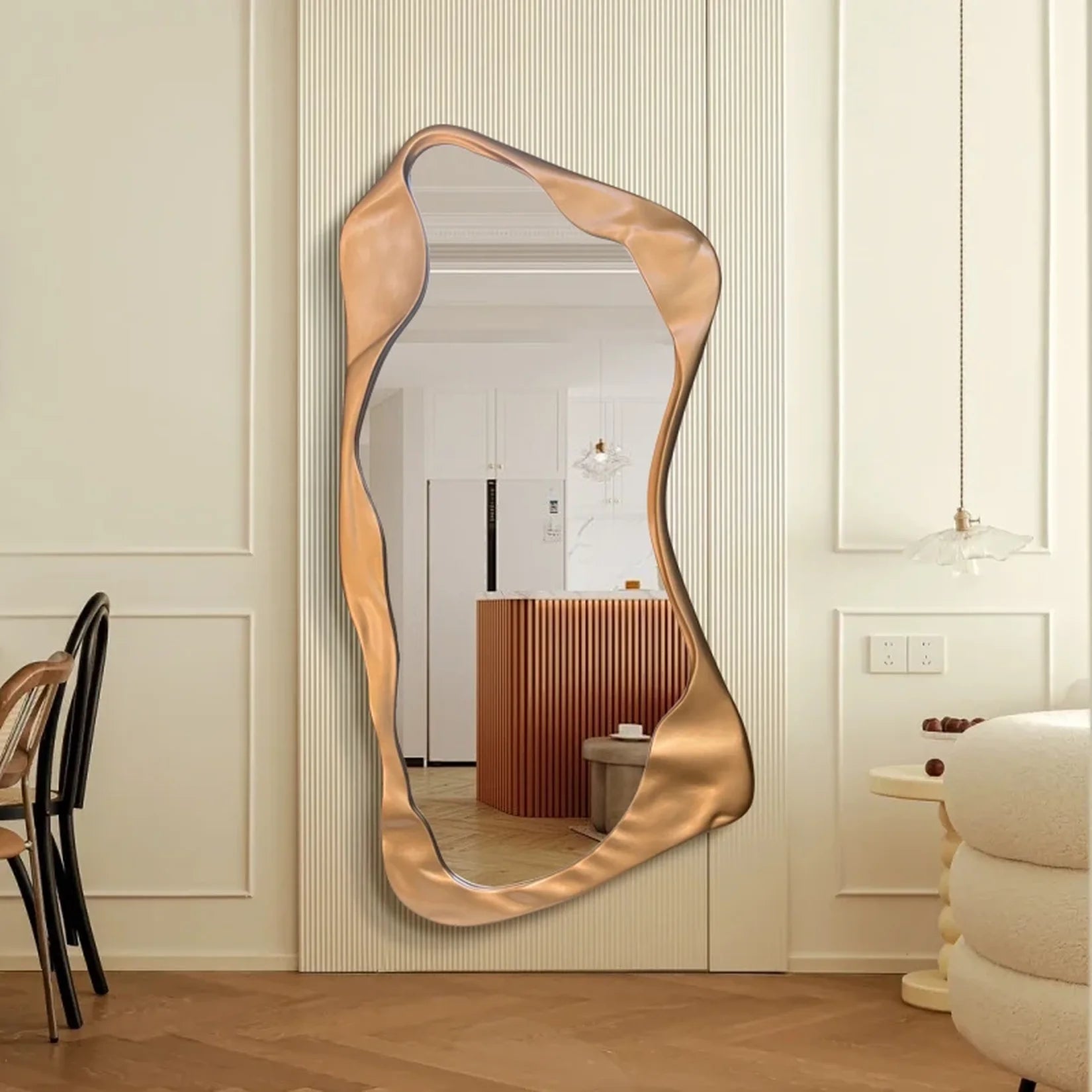 Miroir moderne Aura doré dans un salon avec moulures.