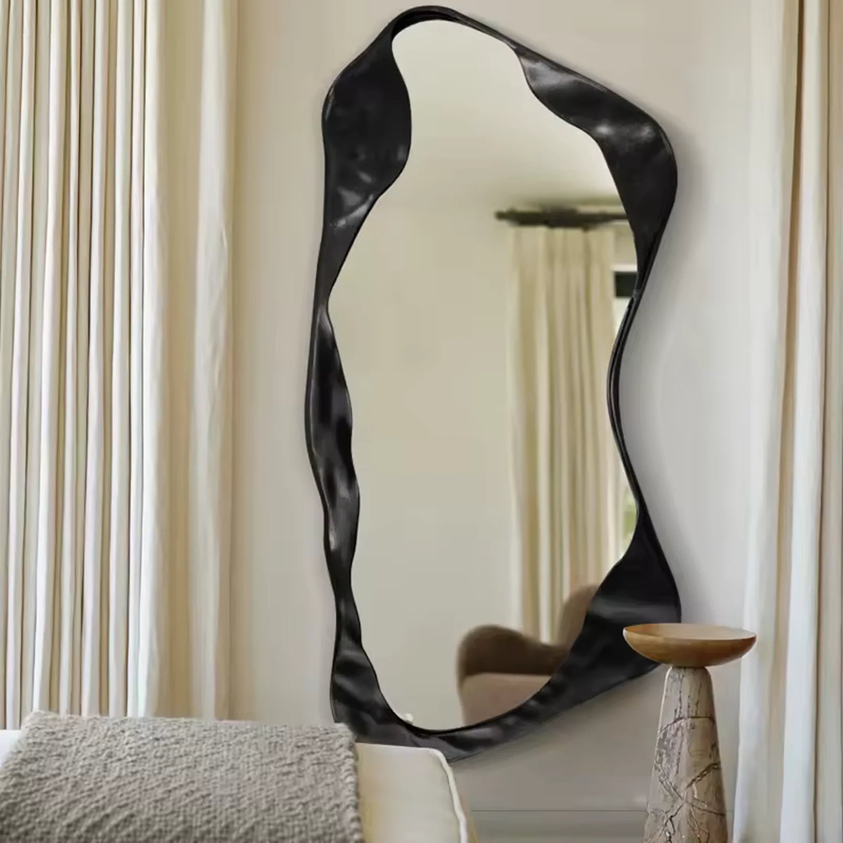 Miroir moderne noir AURA dans un salon moderne avec tentures couleur coquille d'oeuf