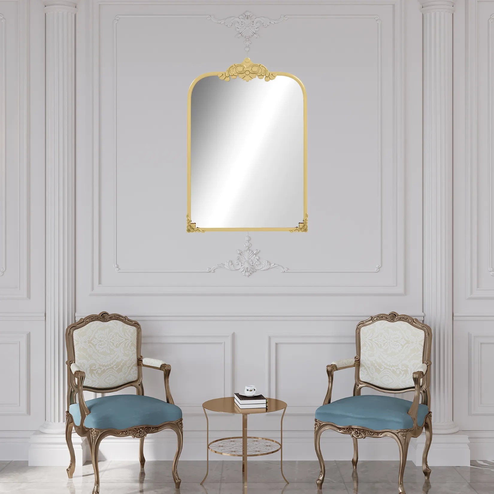 Miroir moulure doré sur mur mouluré blanc entre deux fauteuils Louis XV.