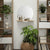 Miroir mural rond avec étagère au style scandinave, un choix esthétique et fonctionnel.
