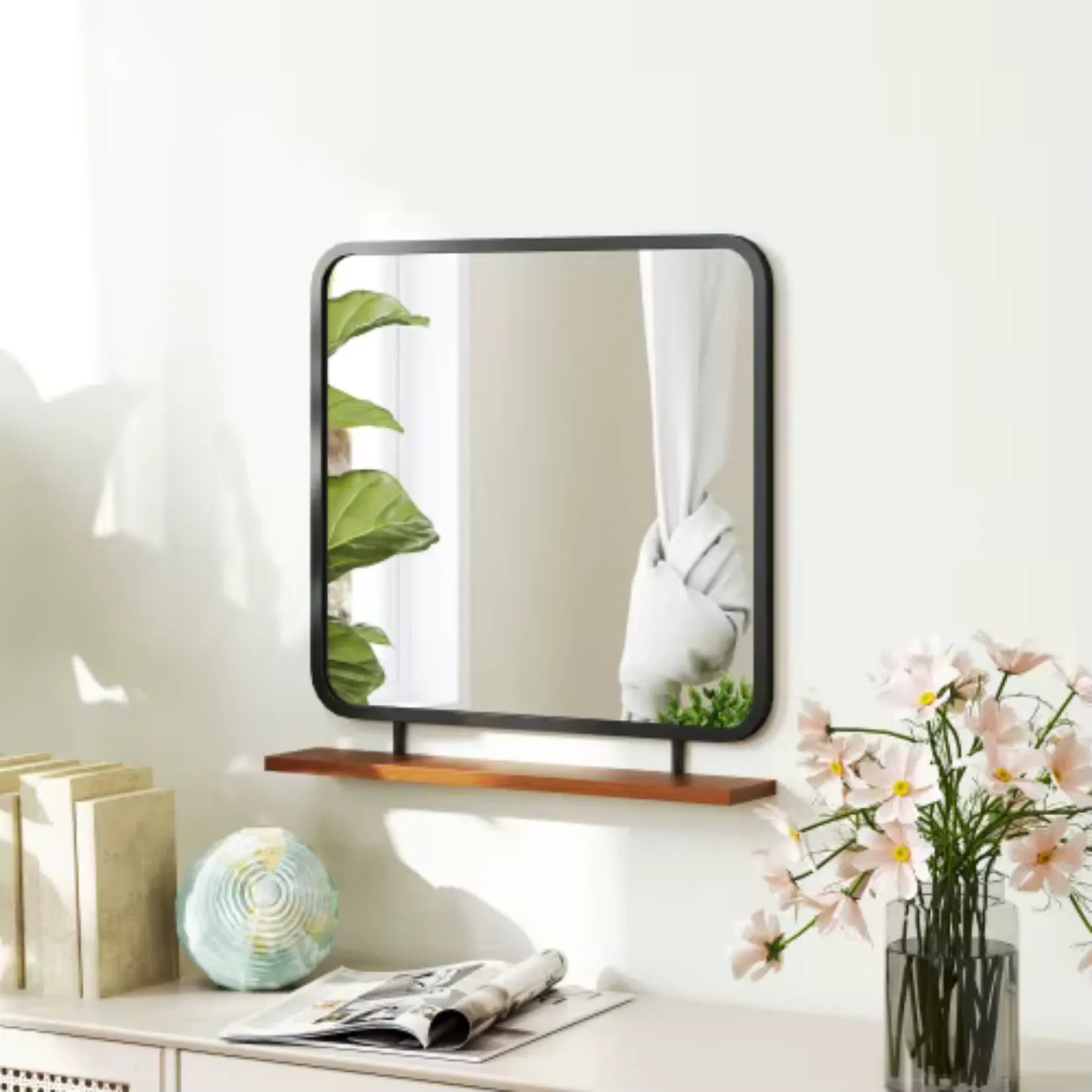 Miroir Mural Bois et Métal dans une Ambiance Naturelle et Lumineuse.