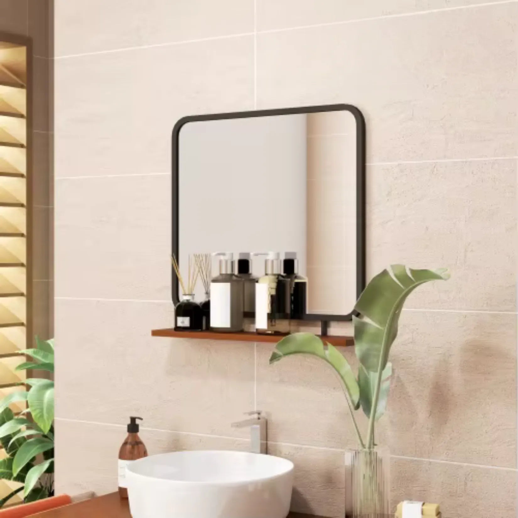 Miroir Mural Bois et Métal installé dans une Salle de Bain Moderne.