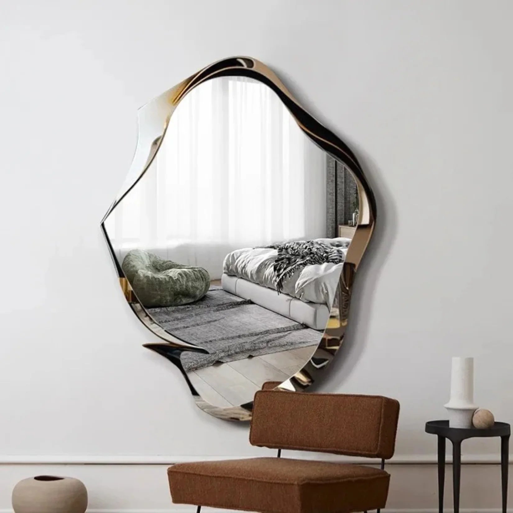 Miroir mural décoratif Nyx détail du cadre biseauté sculptural.