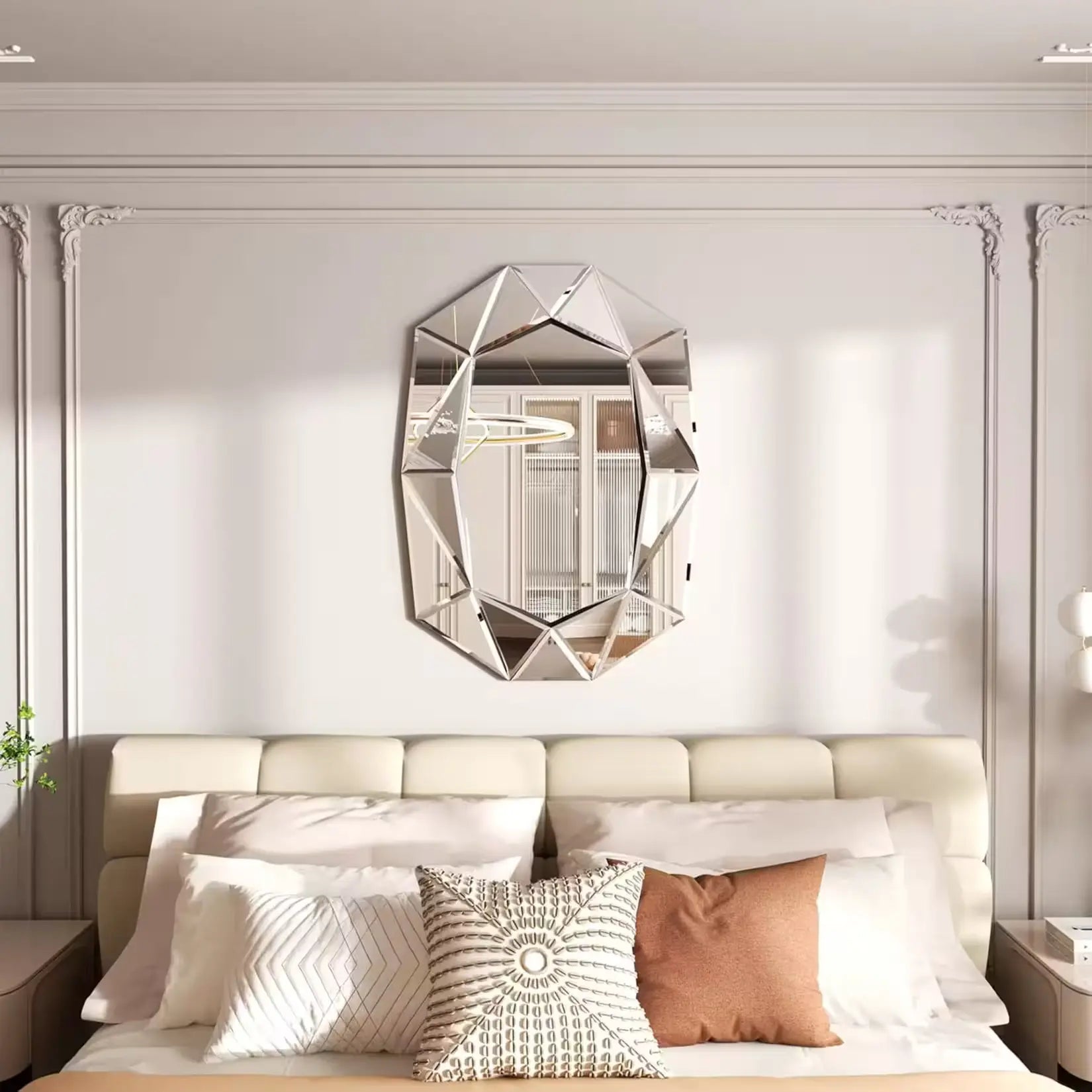 Miroir mural design italien argenté décorant avec raffinement une chambre moderne et épurée.
