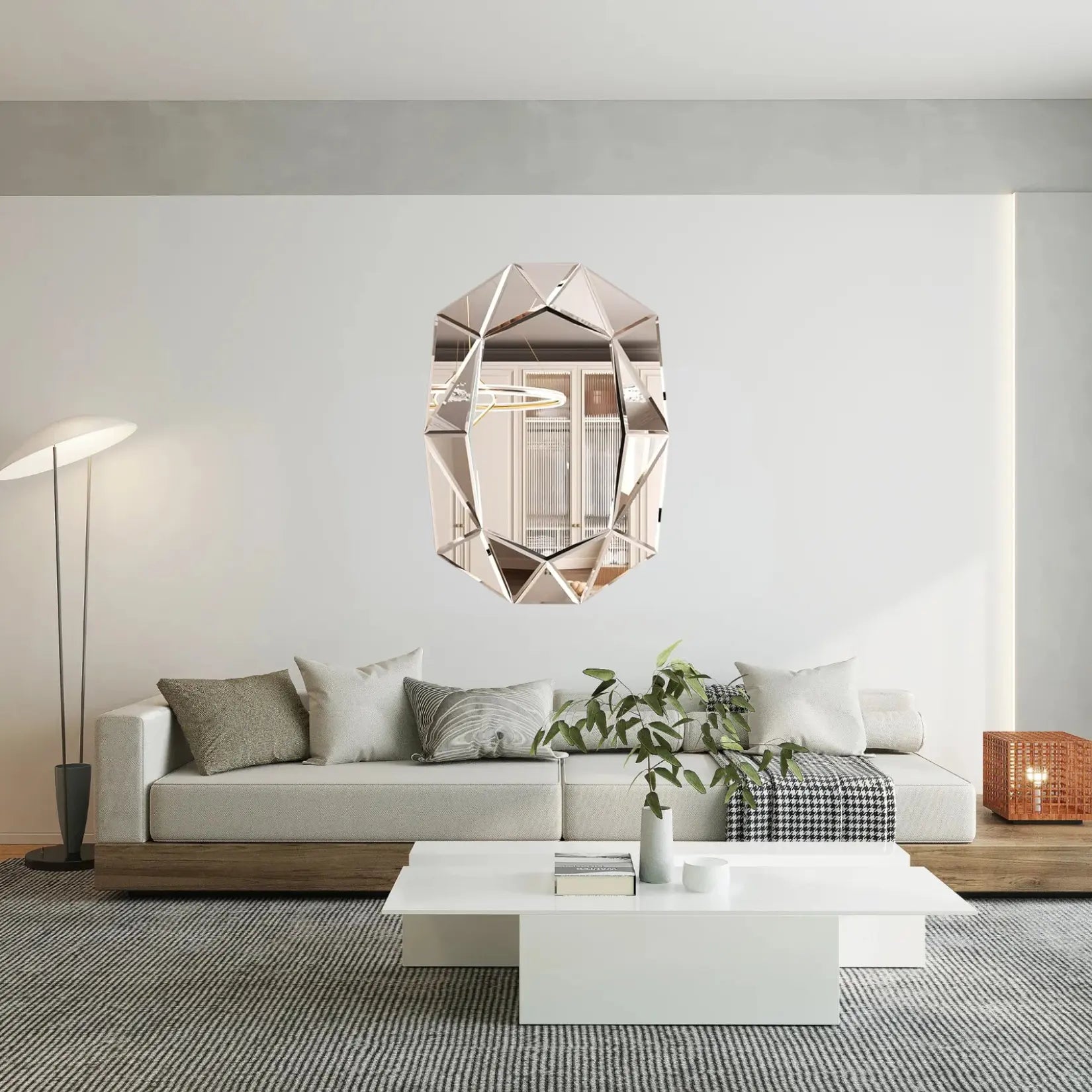 Miroir mural design italien argenté accroché au mur d’un salon moderne et lumineux.