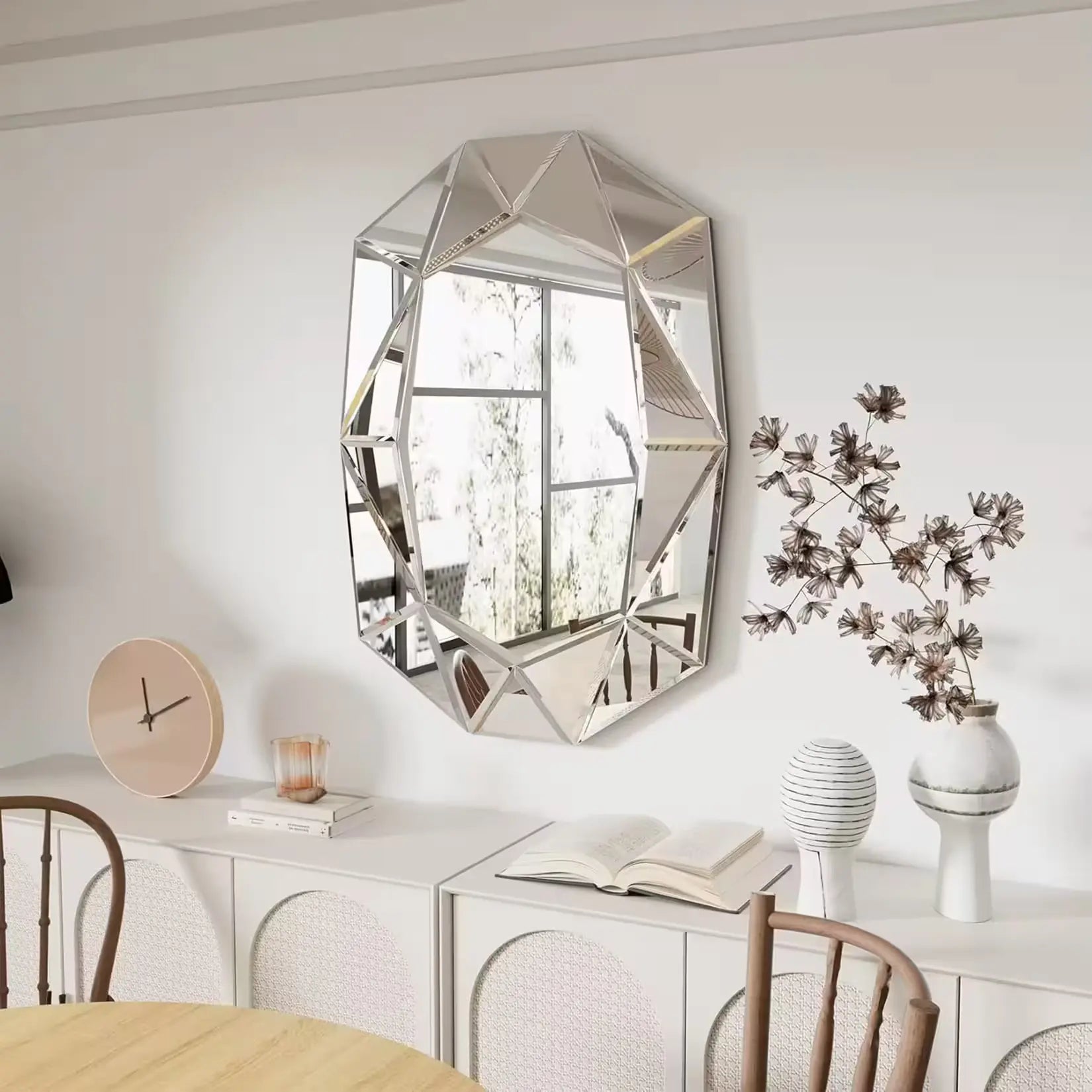 Miroir mural design italien argenté apportant élégance et lumière dans une salle à manger design.