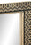 Détail de l’angle supérieur du miroir mural rectangulaire en bois de manguier.
