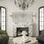 Gros plan sur le miroir mural rectangulaire design avec cadre scintillant en cristaux haut de gamme.