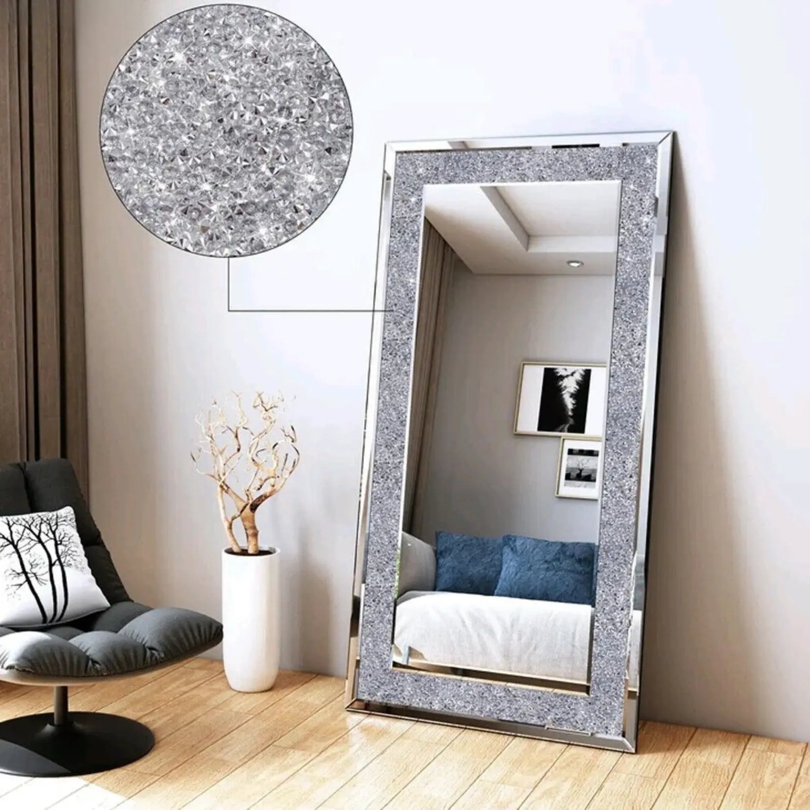 Grand miroir mural rectangulaire design avec cadre en cristaux, posé contre un mur de chambre moderne.