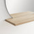 Détail du miroir mural rond avec finition en bois naturel, élégant et moderne.