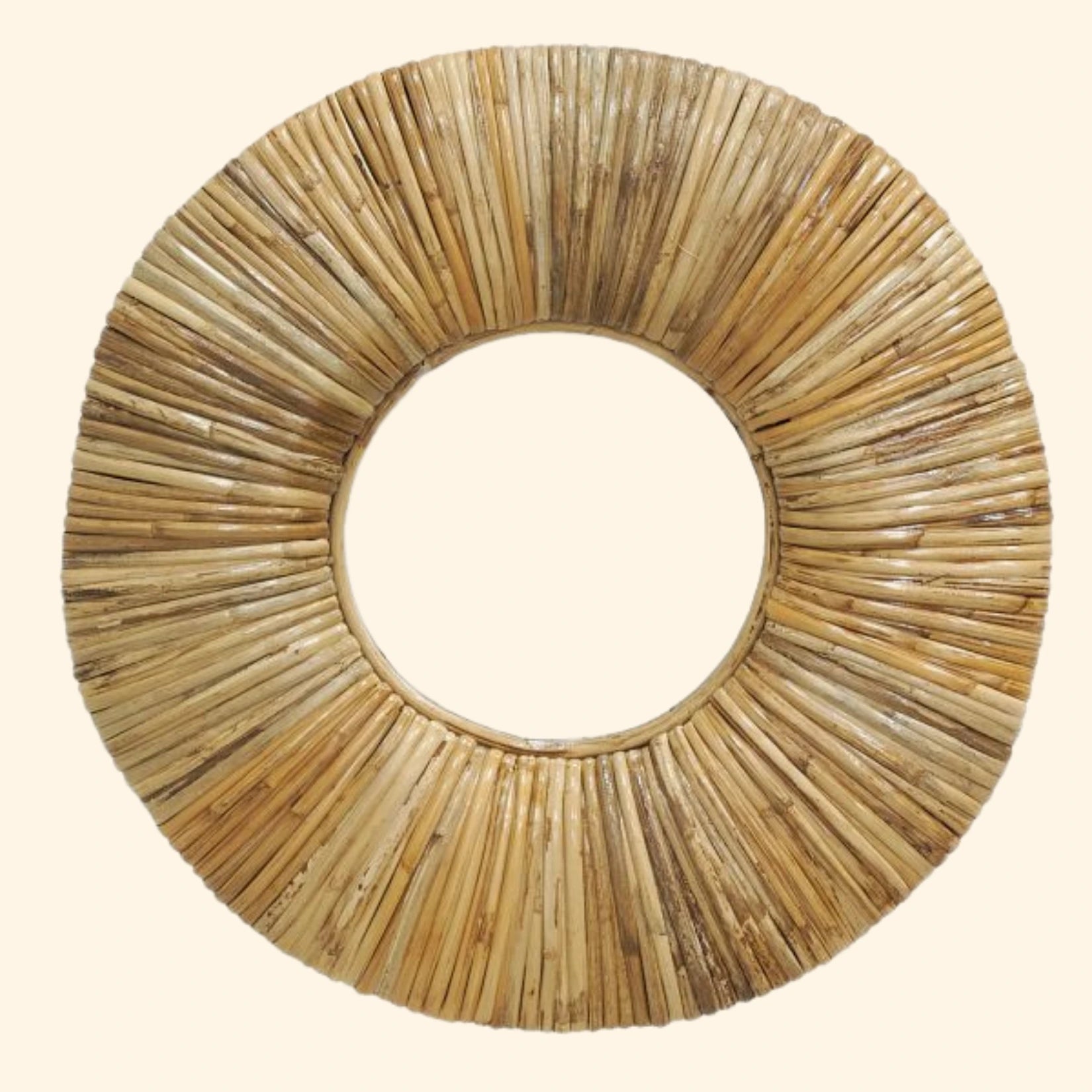 Miroir mural en rotin vu de face, design naturel et authentique.