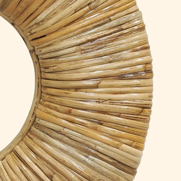 Gros plan sur les détails du rotin du miroir mural de 56 cm, finition artisanale et authentique.