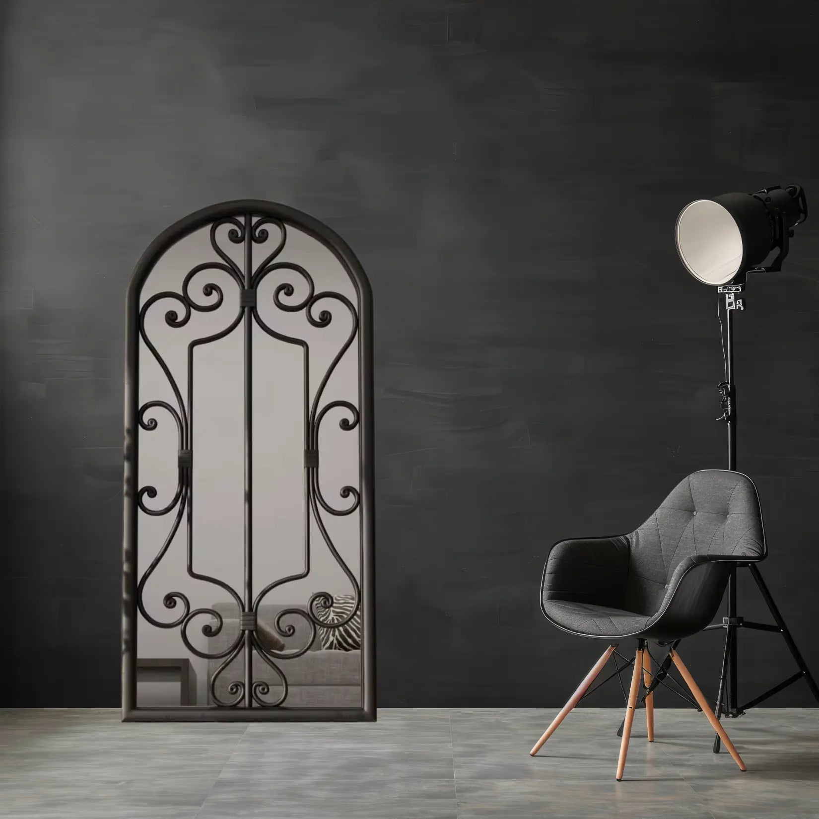 Miroir noir rectangulaire au design fer forgé sur mur noir mat moderne.