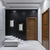 Miroir noir rectangulaire mural dans une entrée contemporaine avec mur noir.