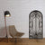 Miroir noir rectangulaire mural dans un intérieur style loft avec mur en briques blanches.