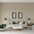 Deux miroirs noirs rectangulaires dans un salon au style classique et chic.