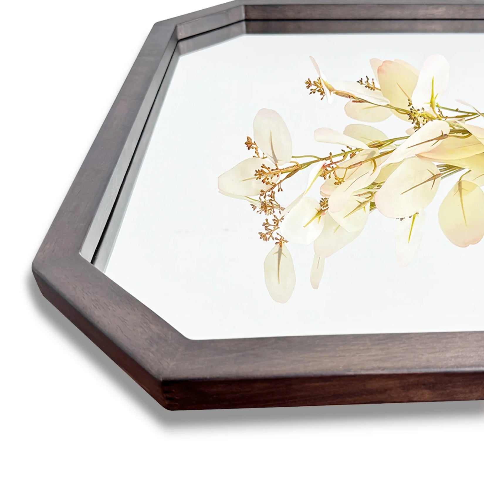 Détail du cadre en noyer noir : arêtes octogonales nettes et verre à reflet clair.