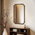 Miroir octogonal en bois sur mur de salon, ambiance lumineuse et chaleureuse.