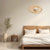 Miroir en rotin en forme d'œil, parfait pour une chambre au design naturel.