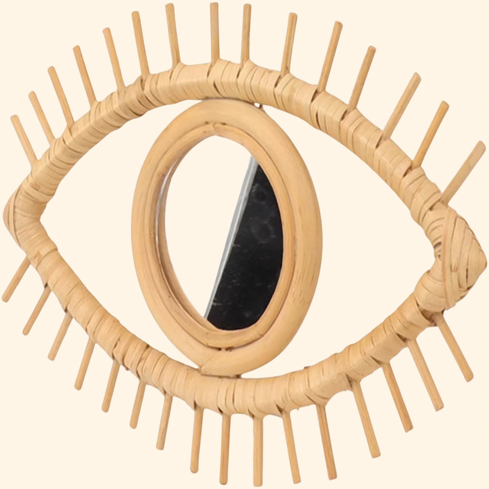 Vue rapprochée du miroir œil en rotin, mettant en avant ses détails artisanaux.