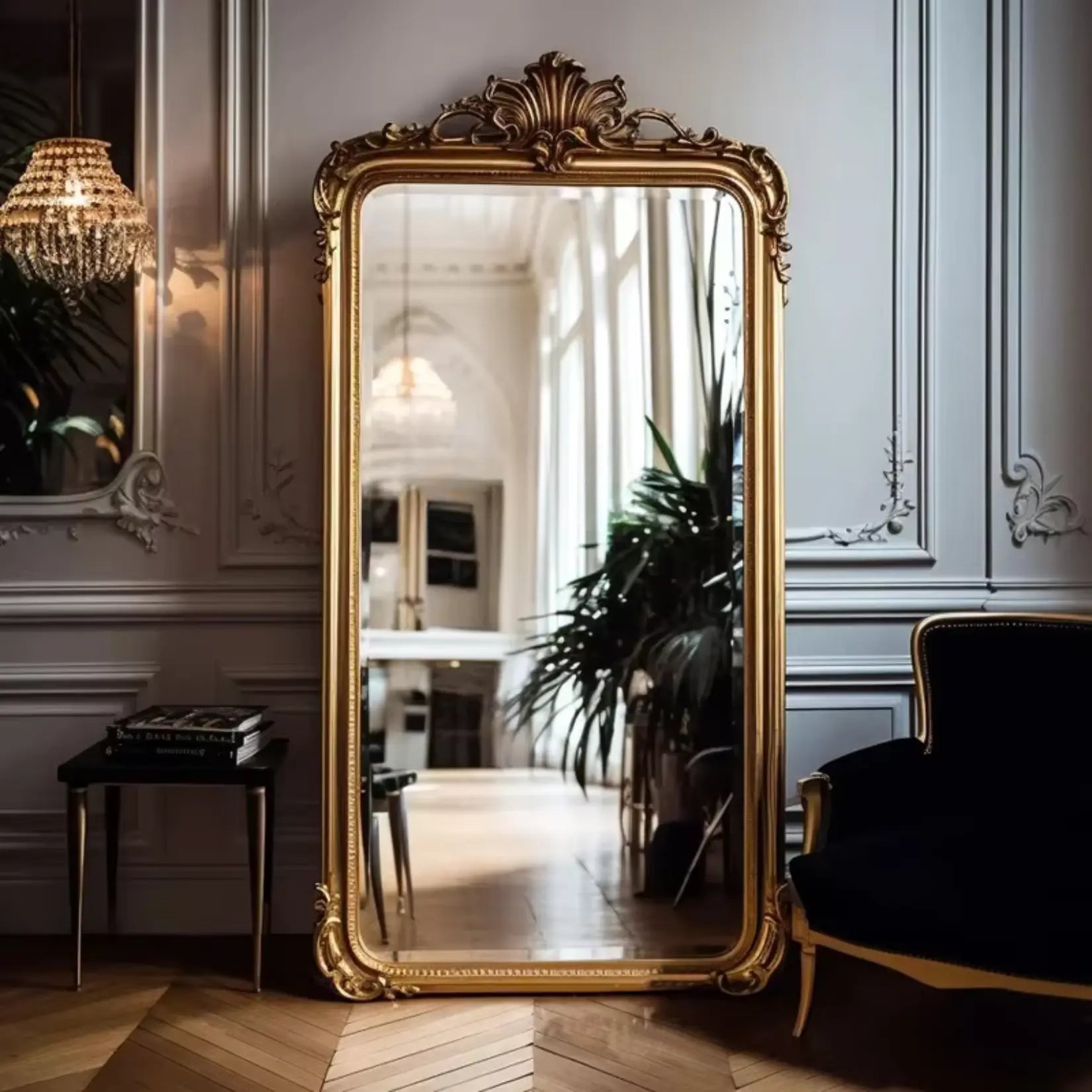 Miroir or baroque avec cadre doré et volutes sculptées dans ambiance élégante grise.