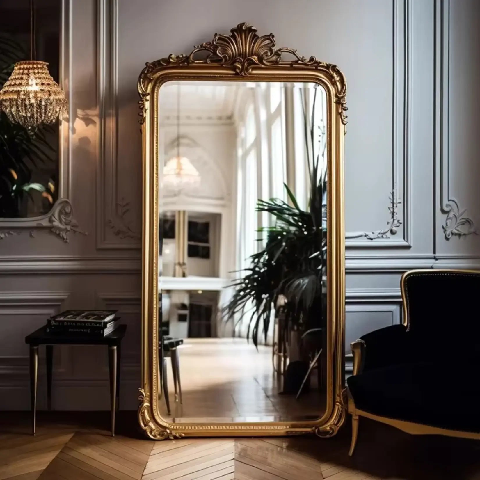 Miroir or baroque pleine longueur avec fronton ornemental et cadre doré dans salon classique.