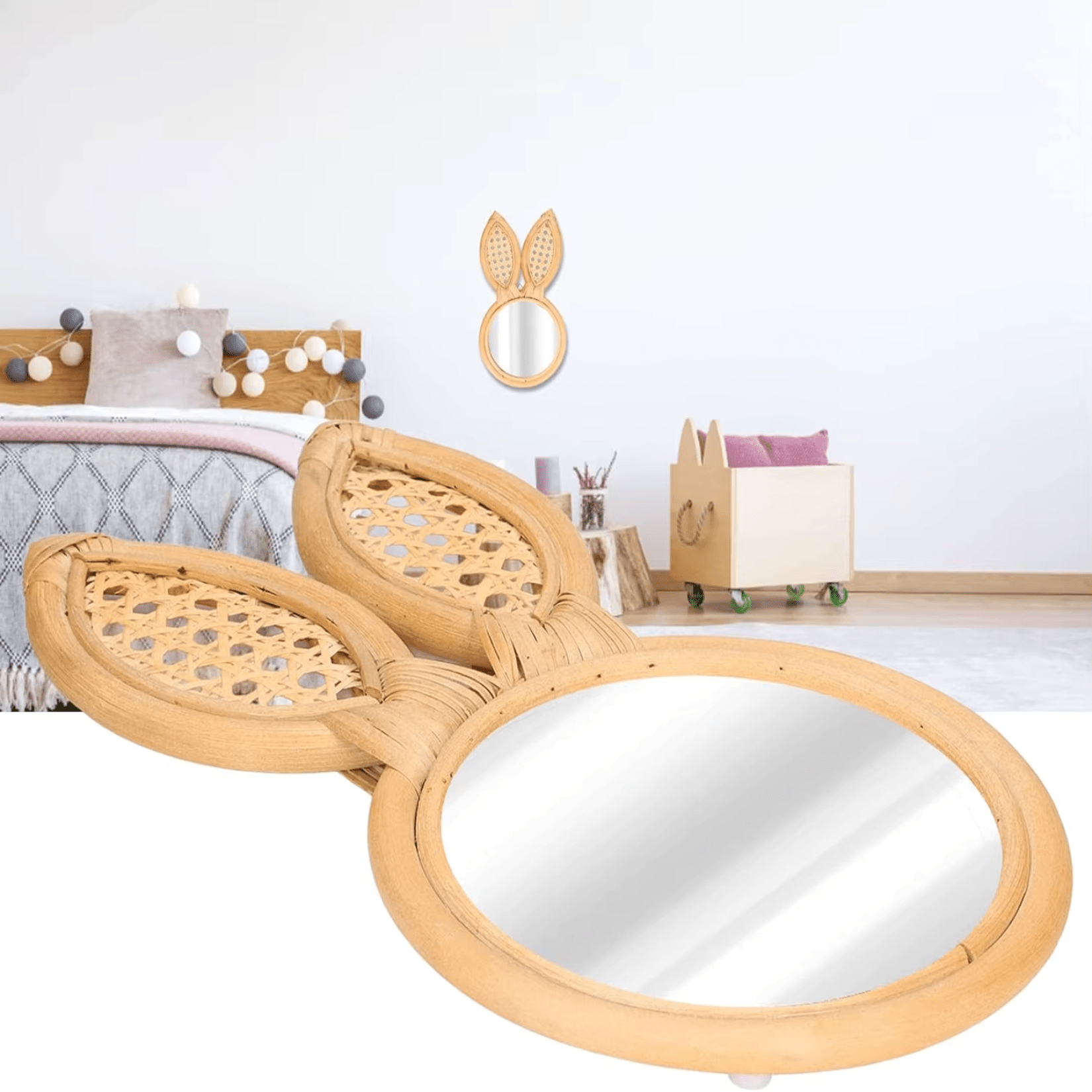 Gros plan sur le miroir oreille lapin en rotin naturel.