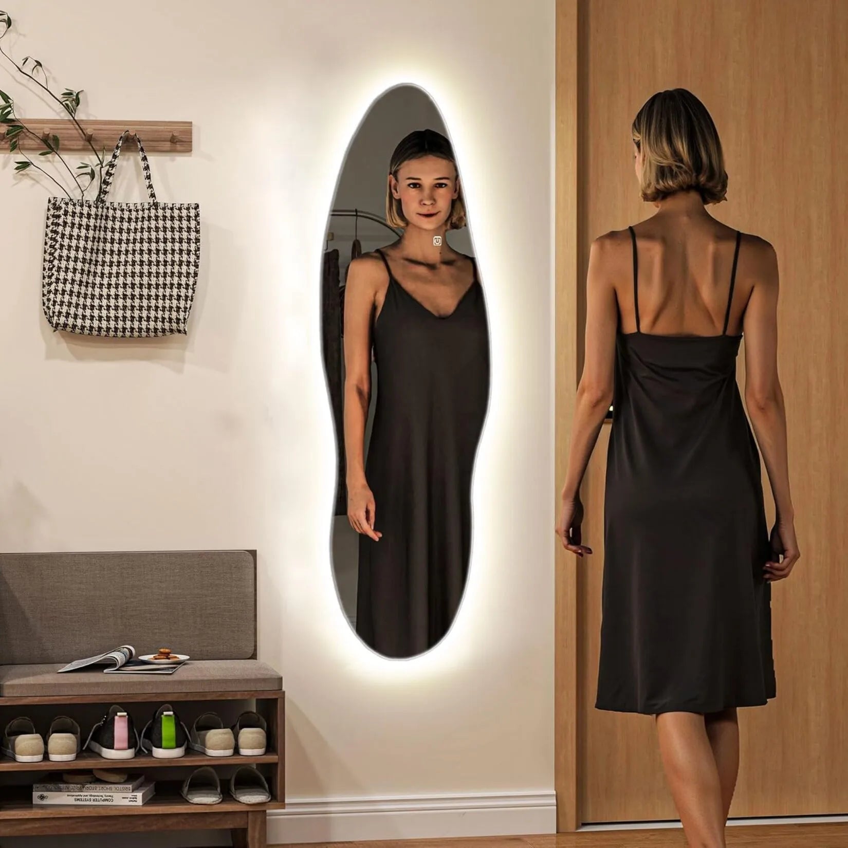 Miroir organique LED pleine longueur installé dans une entrée.