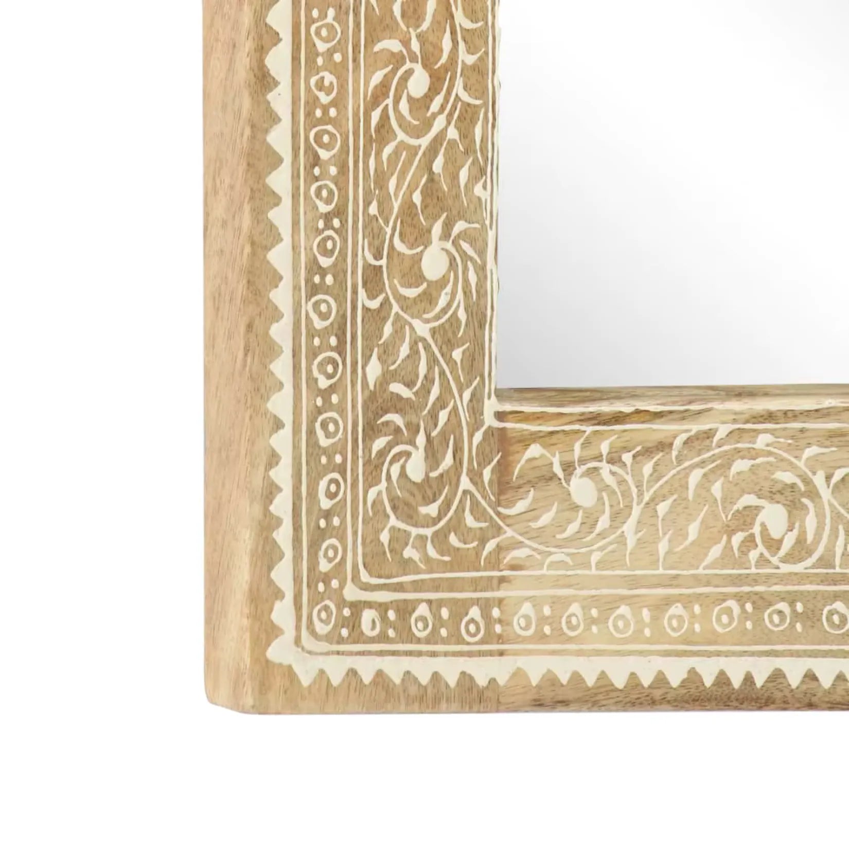 Détail du cadre en bois sculpté à la main du miroir oriental.