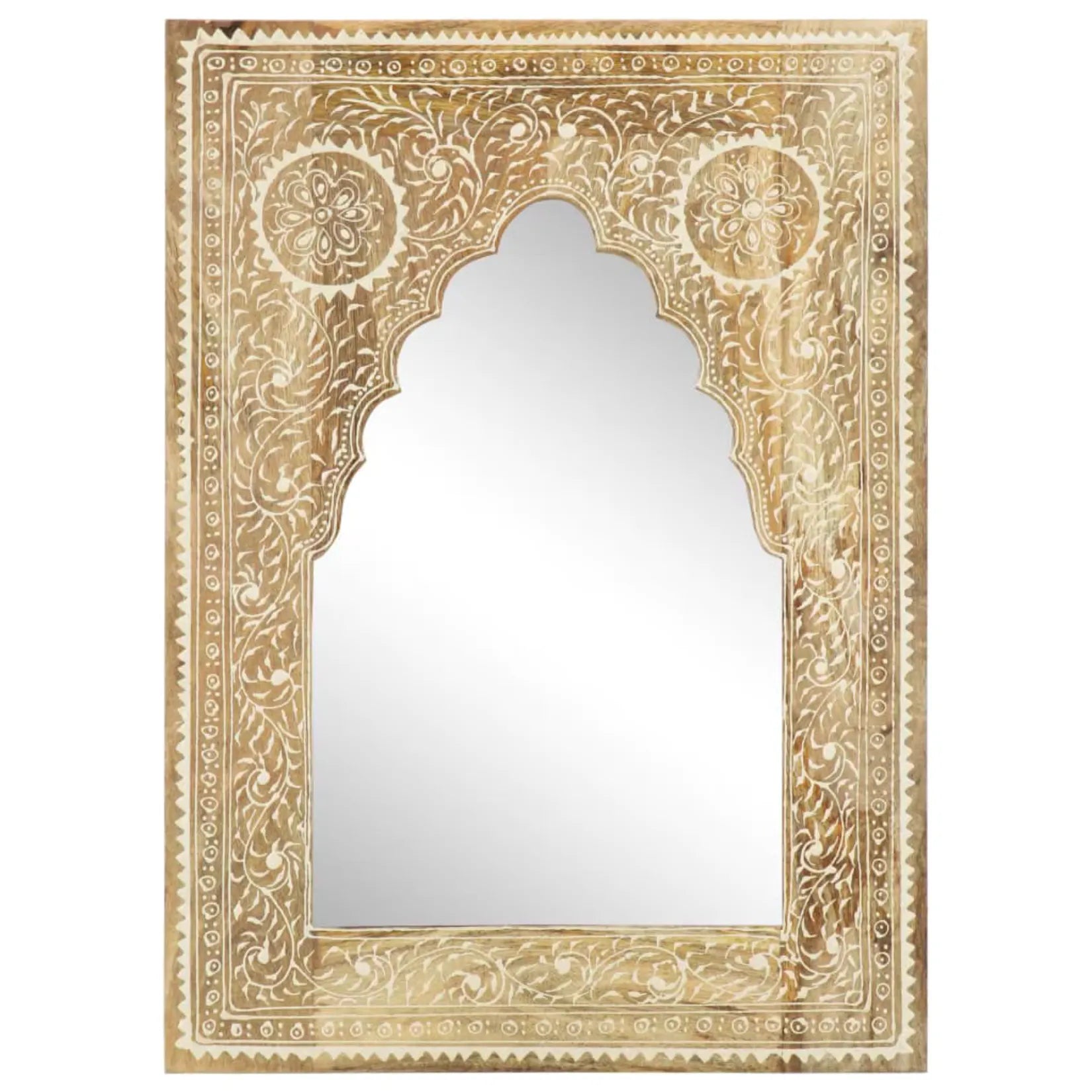 Miroir oriental suspendu sur un mur de teinte terre avec plante exotique.