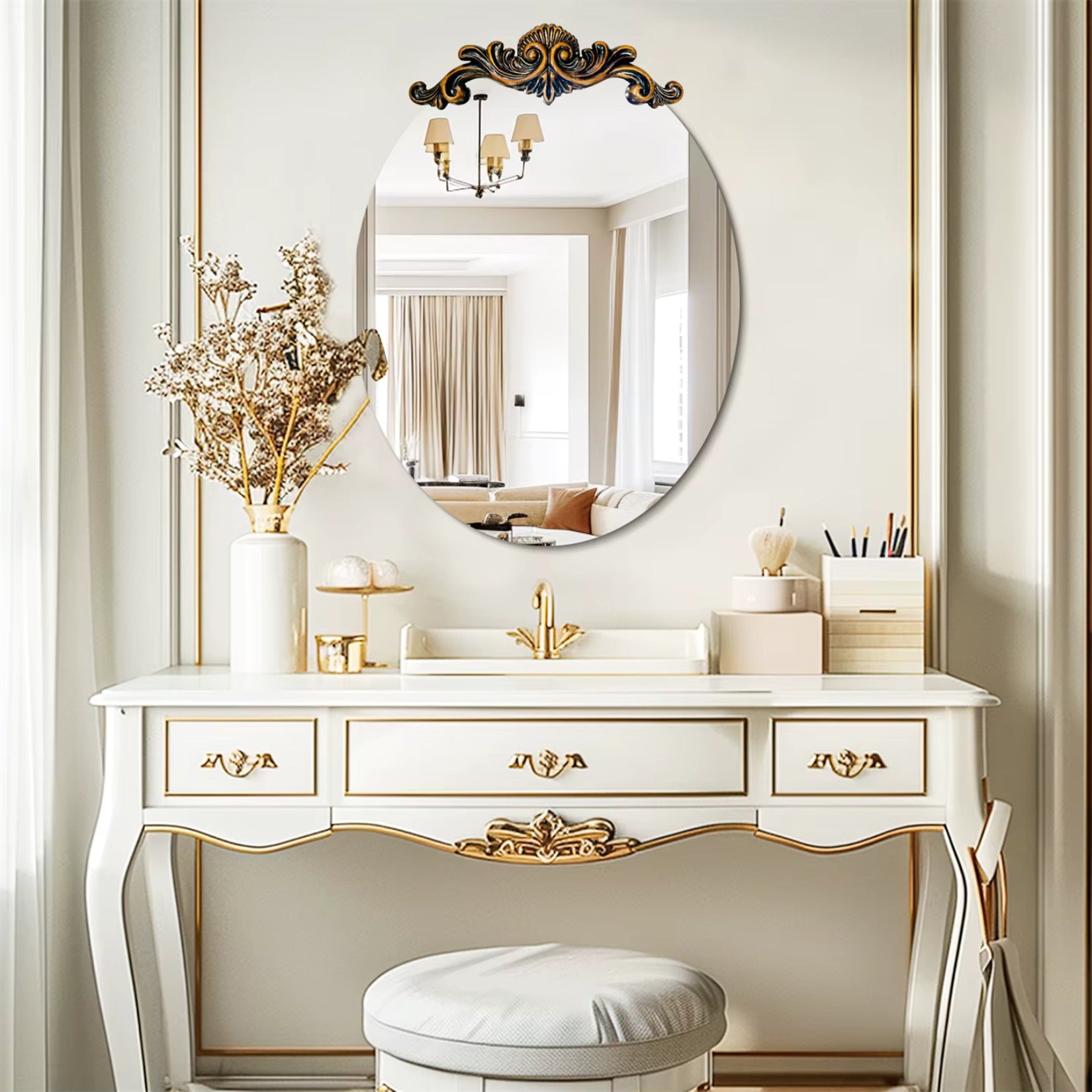 Miroir ovale doré au-dessus d'une coiffeuse blanche au design baroque avec détails dorés et accessoires élégants.