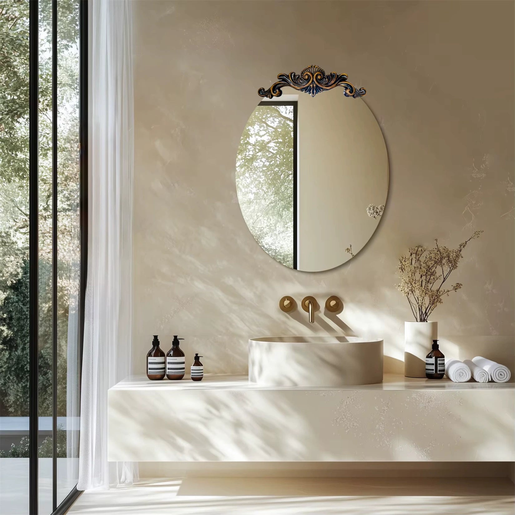 Miroir ovale doré mural dans une salle de bain lumineuse avec robinetterie dorée et vasque moderne.