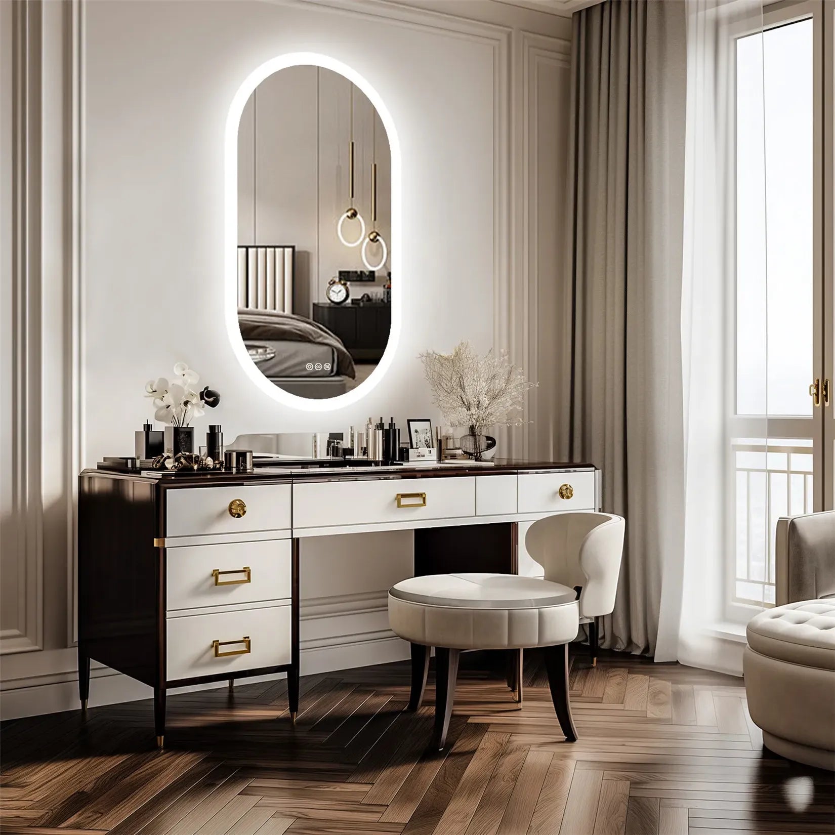 Miroir ovale LED rétroéclairage blanc au-dessus d'une coiffeuse en chambre.