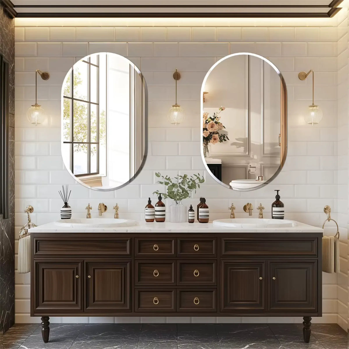 Deux miroirs ovales sans cadre au-dessus d'une double vasque en marbre.