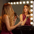 Miroir professionnel maquillage utilisé pour des retouches de coiffure avec éclairage LED