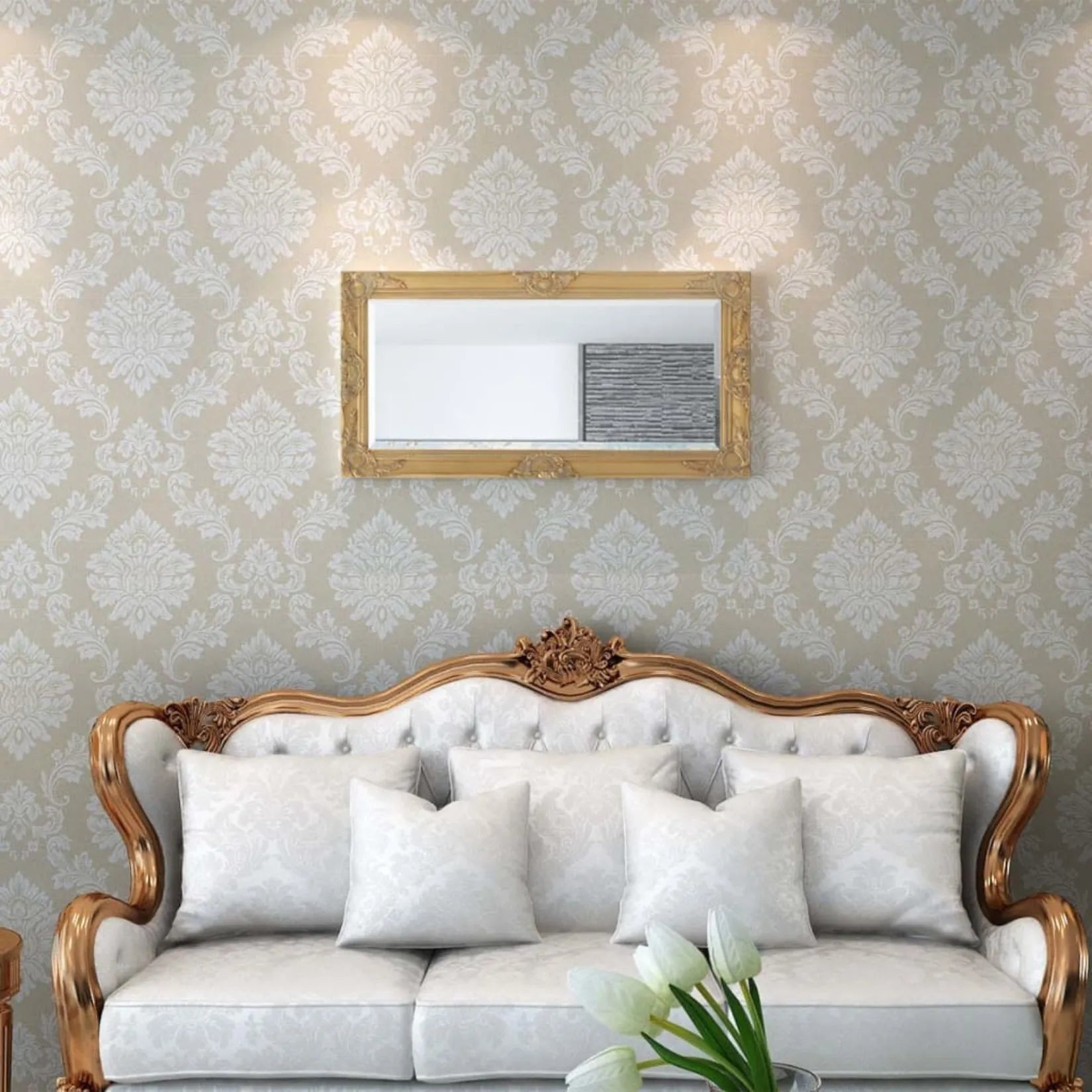 Miroir rectangulaire bois accroché au mur au-dessus d’un canapé baroque.