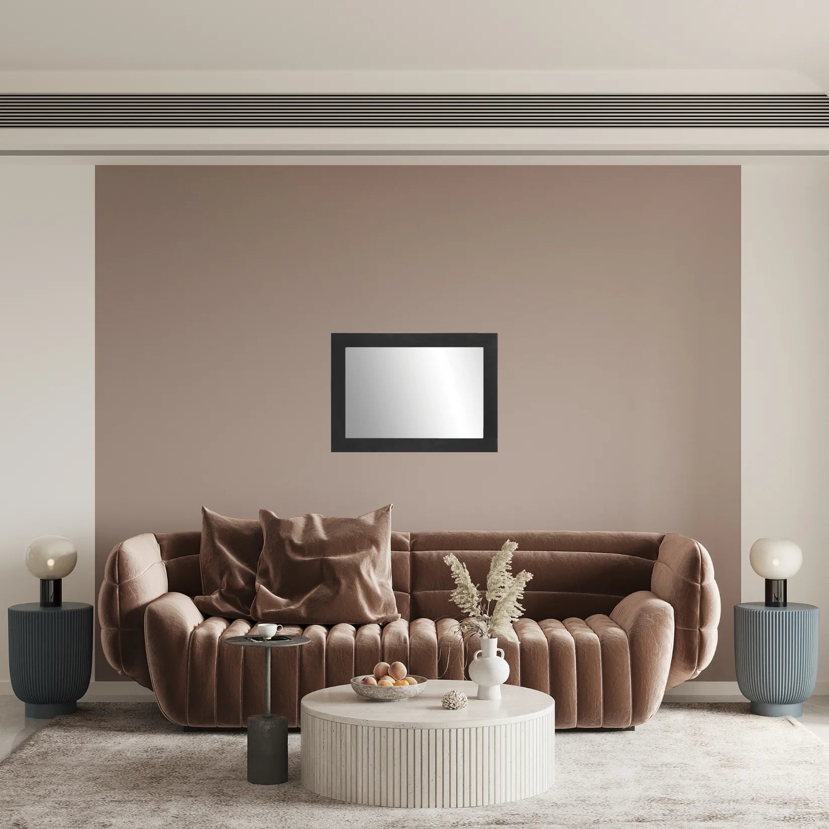 Miroir noir rectangulaire au mur dans un salon beige avec canapé en velours marron.