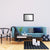 Miroir noir rectangulaire au mur dans un salon beige avec canapé en velours marron.